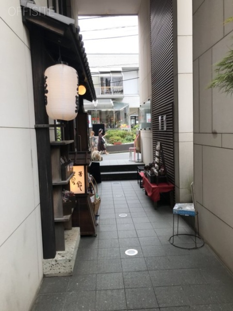 アオヤマアールナツノビル エントランス