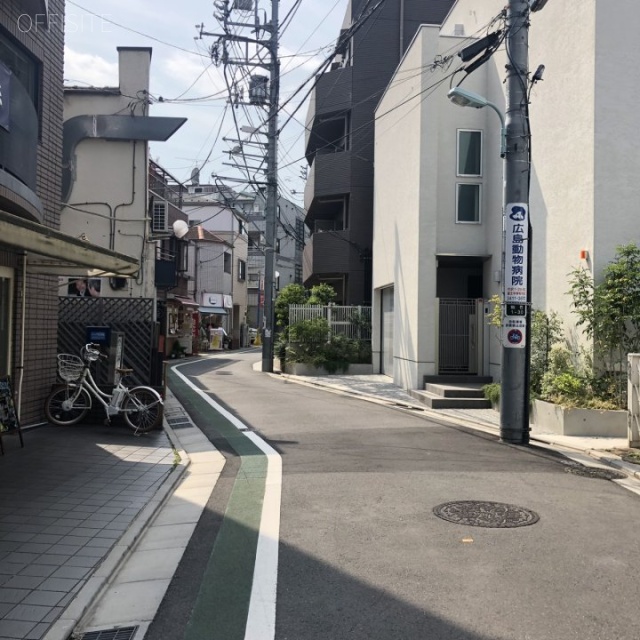 コードンブリューⅡ ビル前面道路