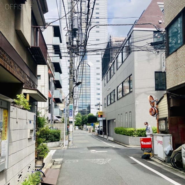 三田奥山ビル ビル前面道路