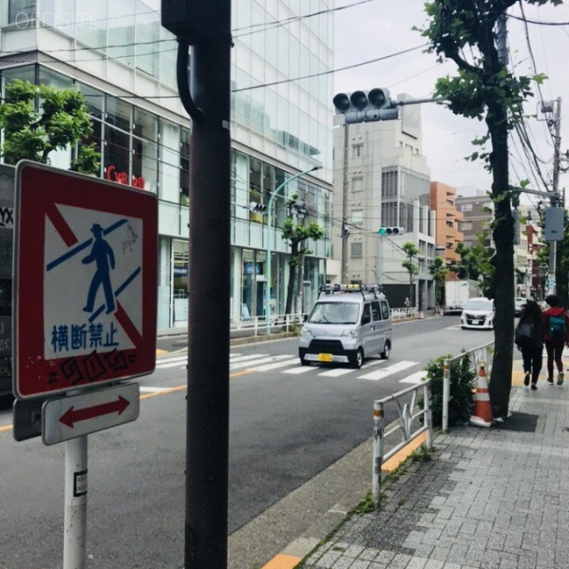 モンシェリー代官山 ビル前面道路