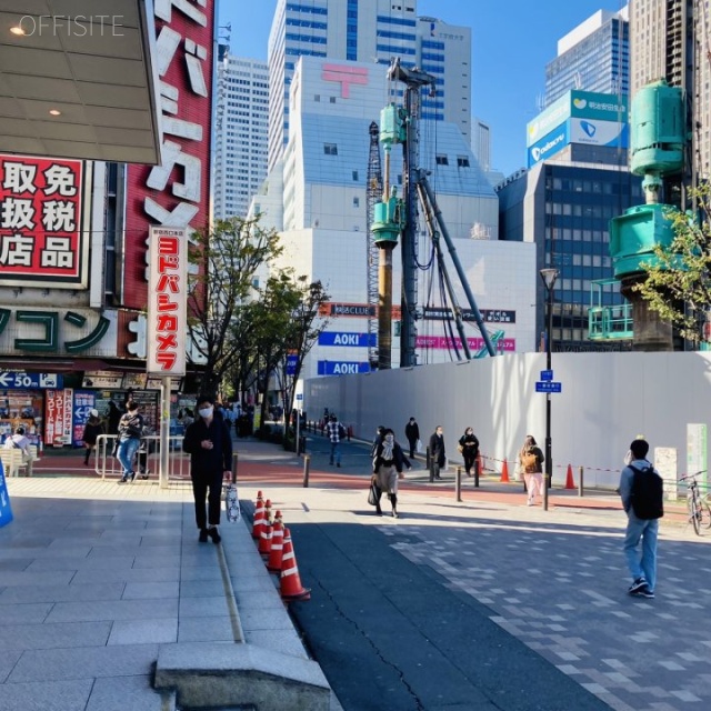 ヨドバシ新宿西口駅前(TKP新宿西口カンファレンスセンター)ビル ビル前面道路
