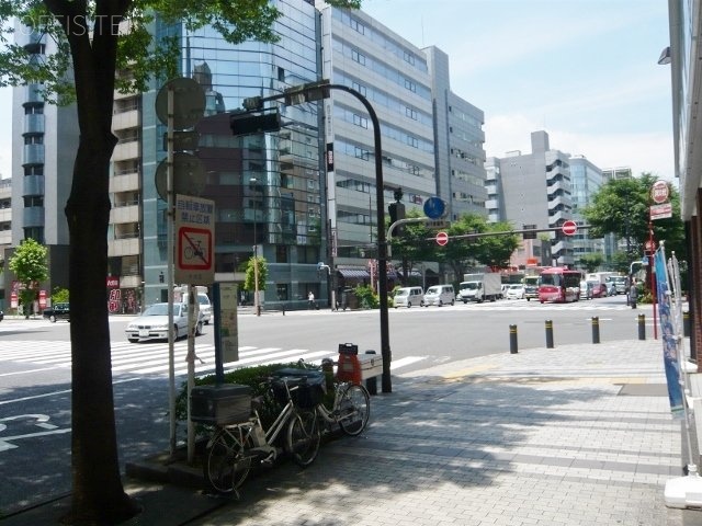 日本橋永信ビル ビル前面道路