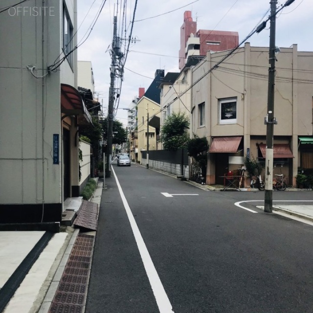 モダンビル ビル前面道路