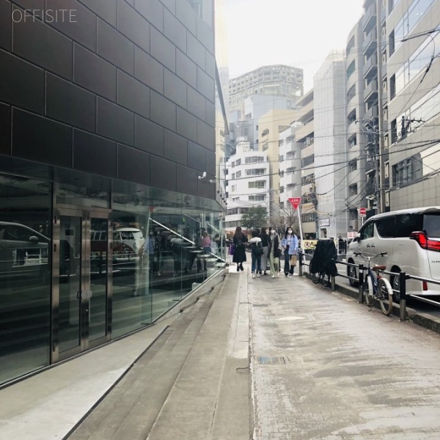 アルボーレ神宮前 ビル前面道路