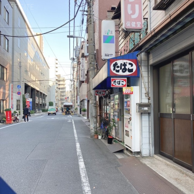 アローマ東上野 ビル前面道路