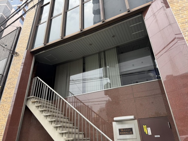 秋山ビル　オフィスビル出入口