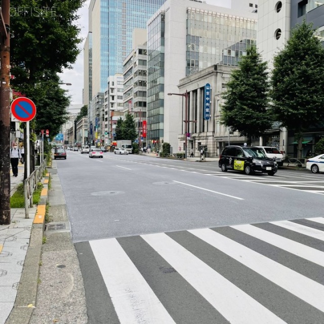 三井住友銀行神田駅前ビル(TKP神田駅前ビジネスセンター) ビル前面道路