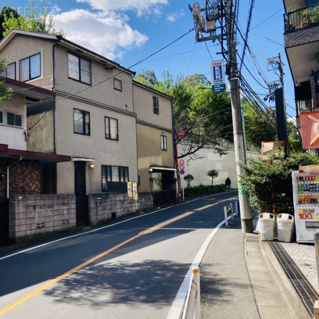 Jプロ代々木ビル ビル前面道路