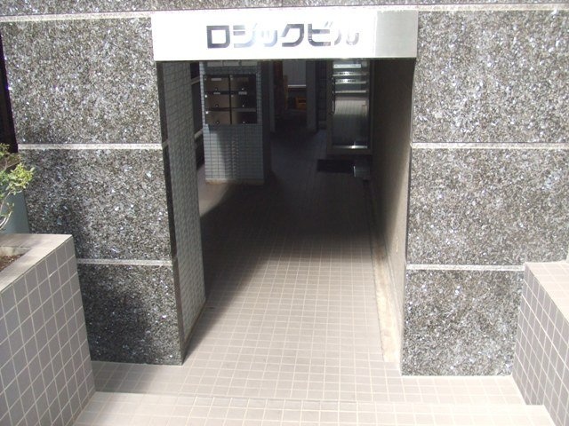 ロジックビル エントランス
