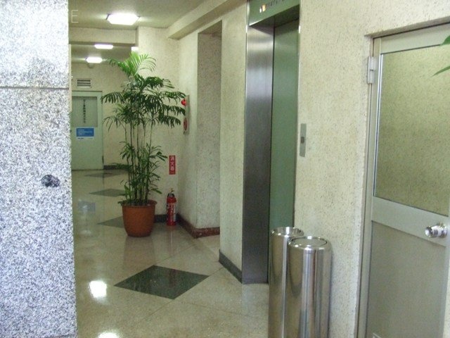 下平ビル エントランスホール