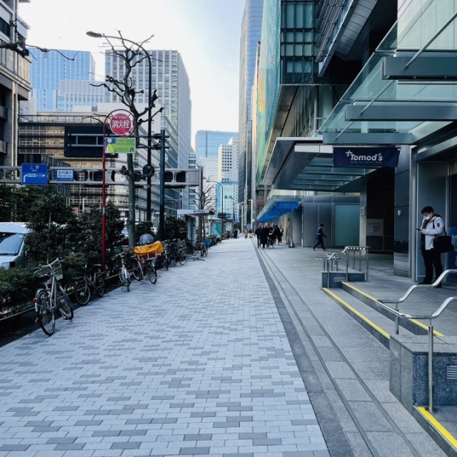 日本橋一丁目三井ビルディング 前面歩道