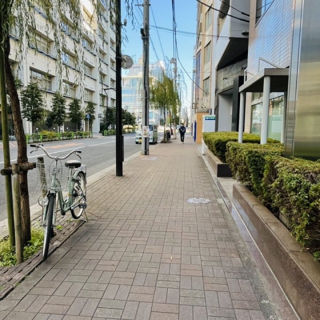 東京大和化成ビル 前面歩道