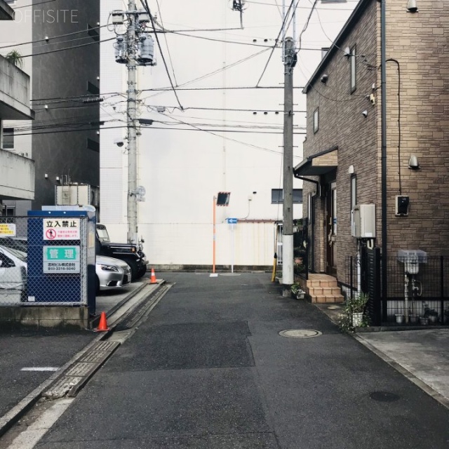 ハーモニービル西新宿 ビル前面道路