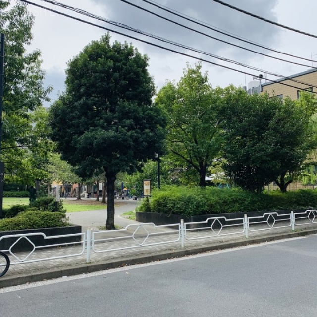 アソレイエ・オオタ　目の前に公園あり