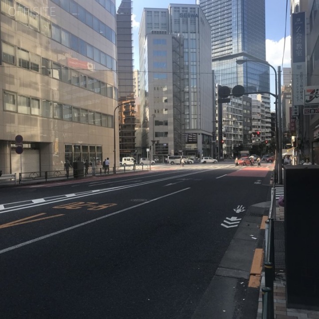 Y101ビル ビル前面道路