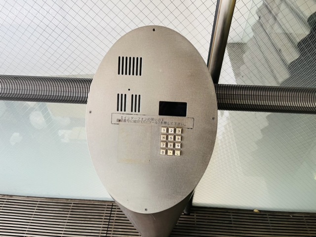 ラーズビル エントランスロビー 石目調タイル床と格子ルーバー天井の洗練された空間