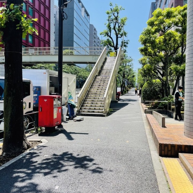 日本生命三番町ビル 前面歩道