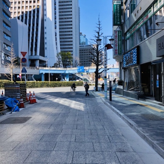 ACN新宿ウエストビルディング ビル前面道路