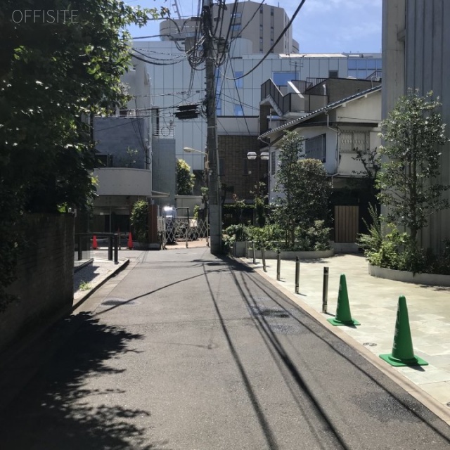 表参道アートワークス ビル前面道路
