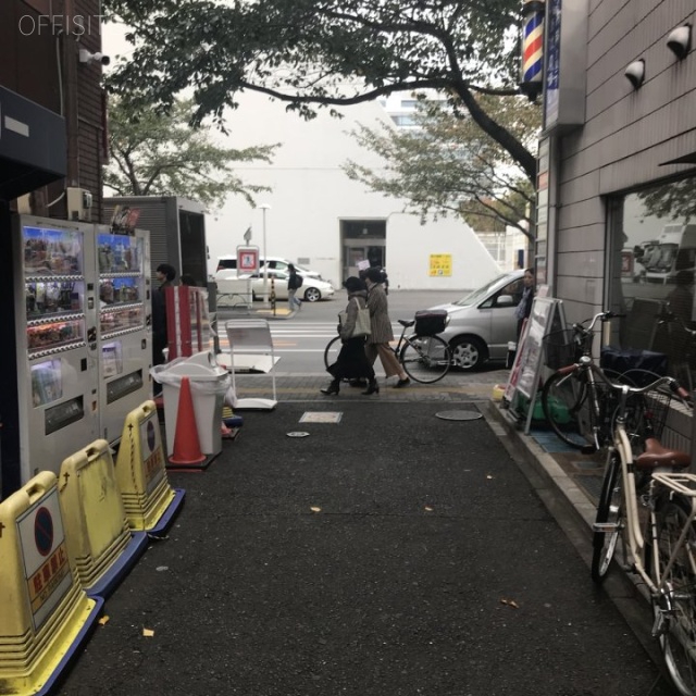 中野北口ビル ビル前面道路