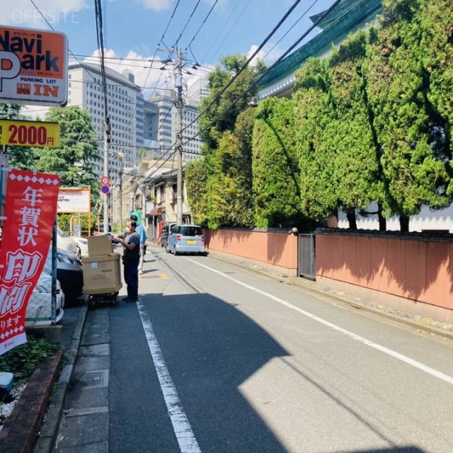 代々木オーシャンビル ビル前面道路