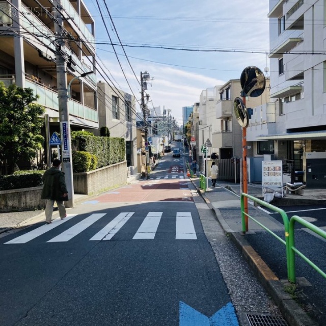 アール南青山 ビル前面道路
