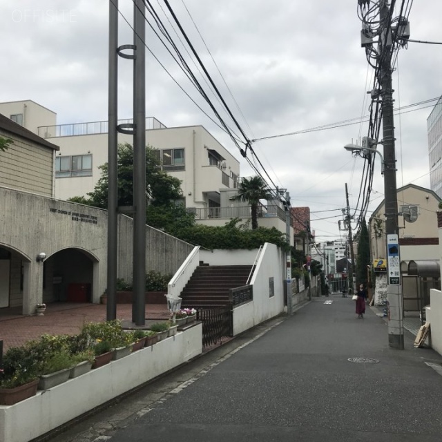 QC Cube神宮前57 ビル前面道路