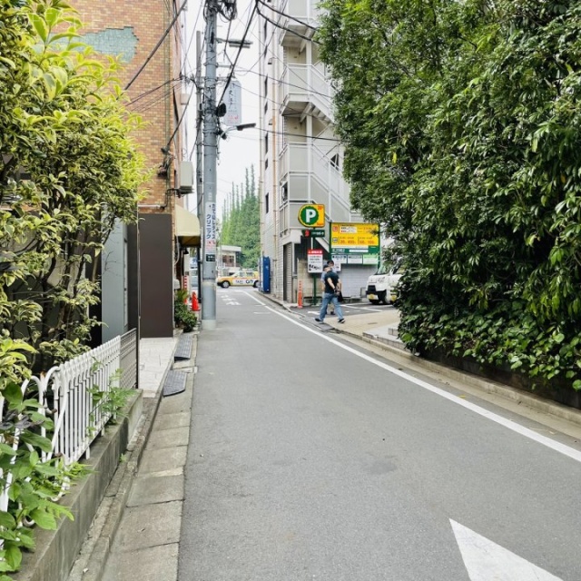 ユニマットハイダウェイビル ビル前面道路