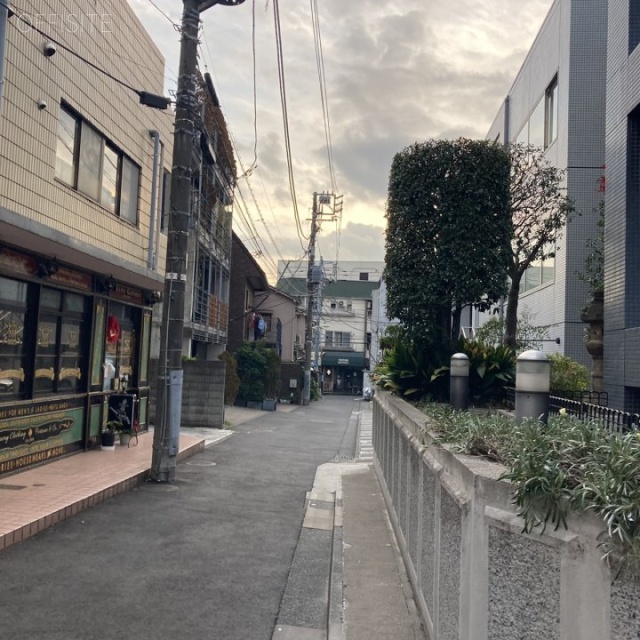 カミニートアネックス ビル前面道路