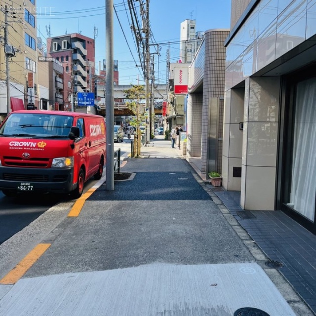 クレセントビル 前面歩道