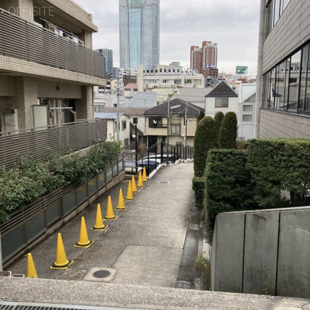 スリーアップ西麻布　ビル前面道路