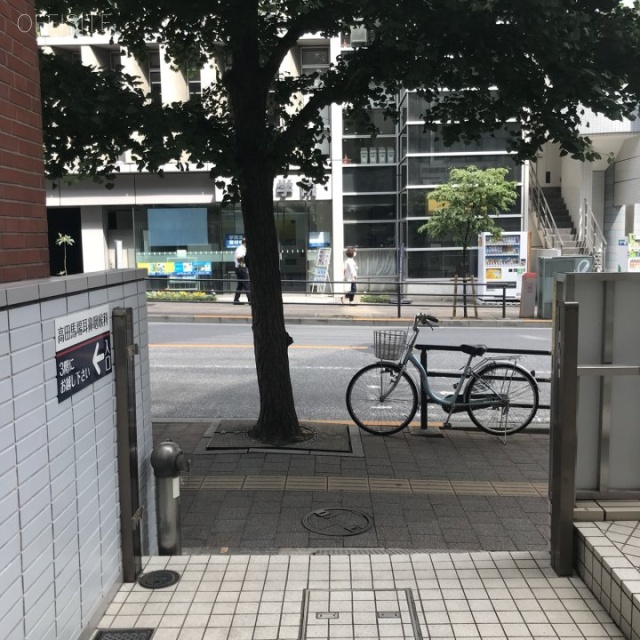 UKビル エントランス