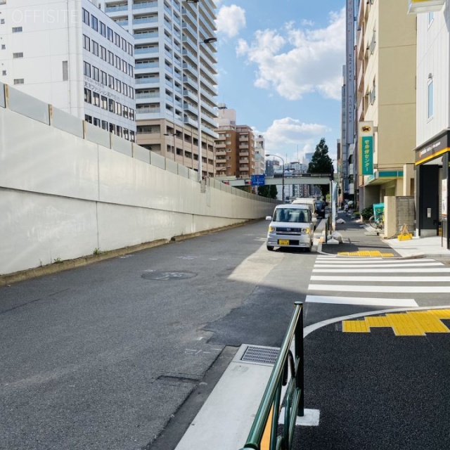 VORT新富町 ビル前面道路