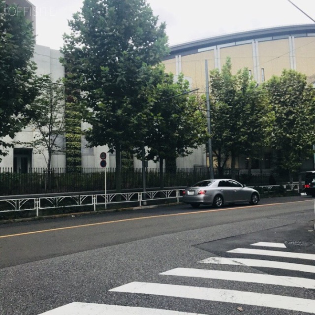 青山ホワイトアドビービル ビル前面道路