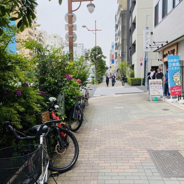 TOMビル ビル前面道路