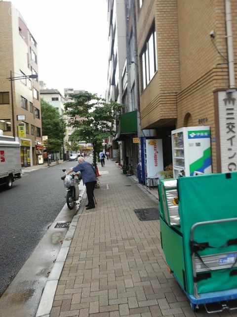 青木ビル ビル前面道路