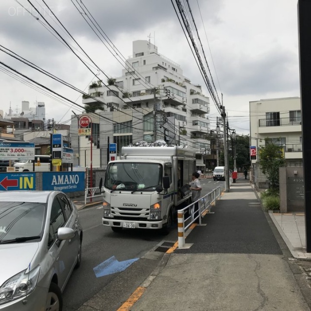 MF神宮前 ビル前面道路