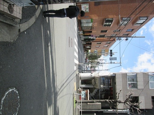 ワイエム代官山 ビル前面道路