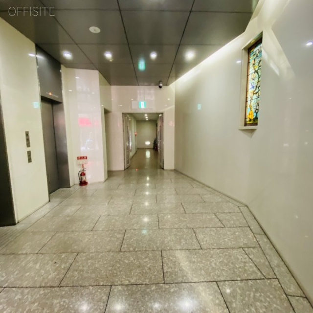 冨山房ビル エントランス
