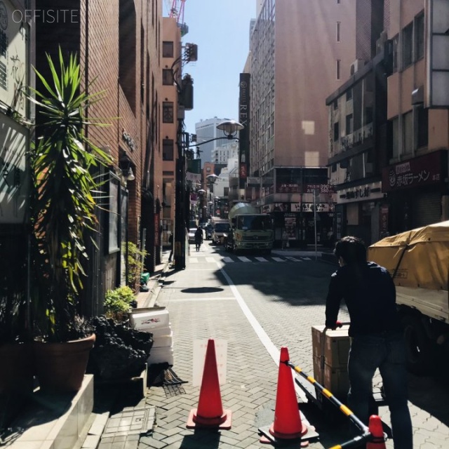 アミューズ赤坂 ビル前面道路