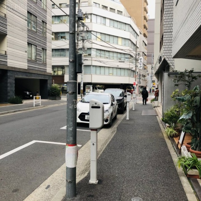 ユースメディアビル　ビル前面道路