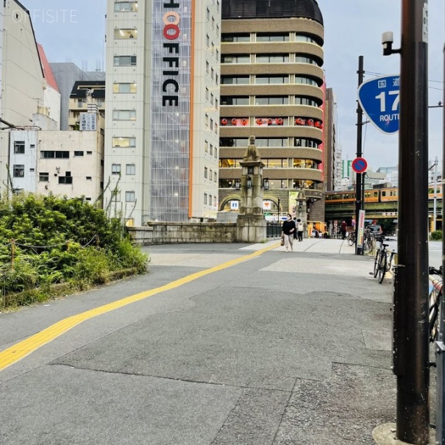 トゥモロービル 前面歩道