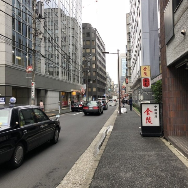 日和ビル ビル前面道路