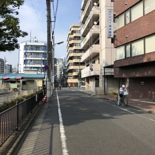 富士ビル ビル前面道路