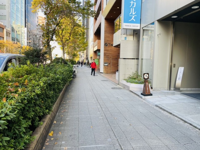 岡谷ビル 前面歩道