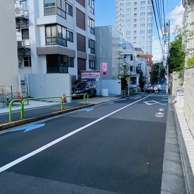 KDXレジデンス南青山 ビル前面道路