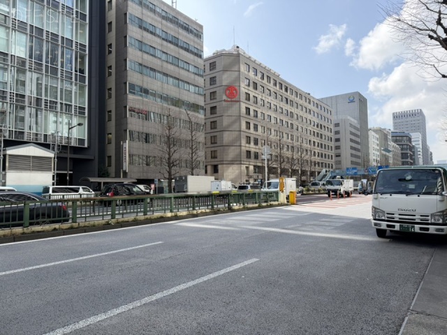 魚鉄ビル　前面に昭和通り