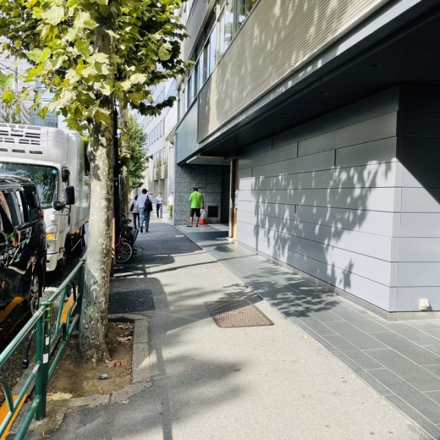 ニュー新坂ビル 前面歩道