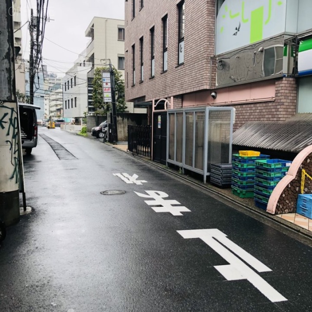 TOMOEビル ビル前面道路