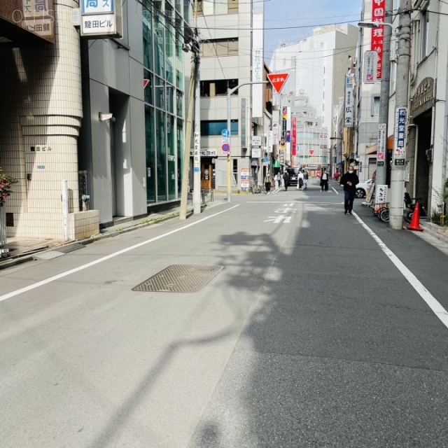 まつの屋ビル ビル前面道路